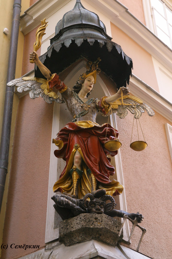 Зальцбург - статуя женщины, попирающей дьявола с трезубцом