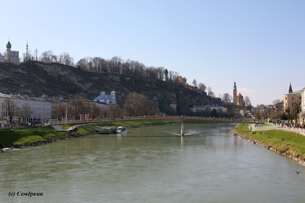 Зальцбург - вид на пешеходный мост через реку Зальцах