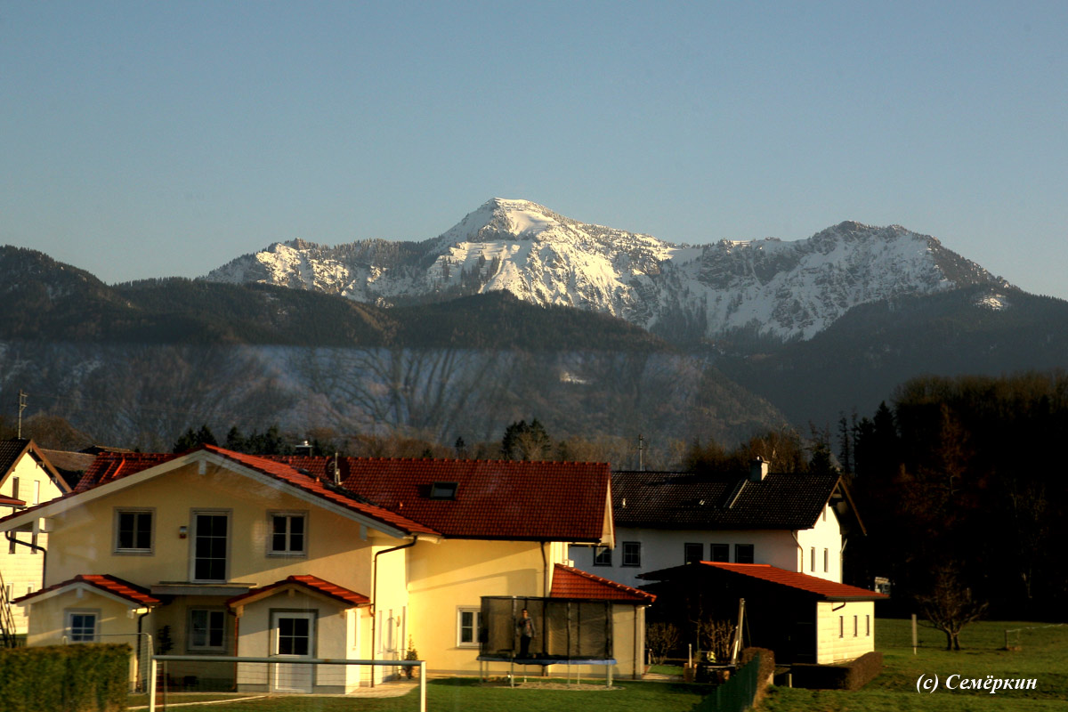 Симпатичные дома на фоне Альп