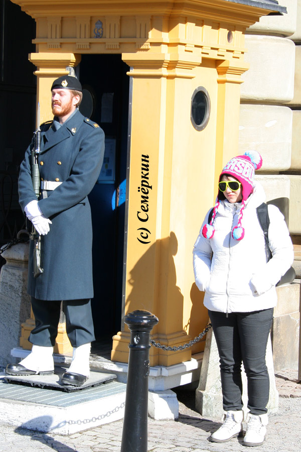 Стогкольм - туристы фоткаются на фоне почетного караула