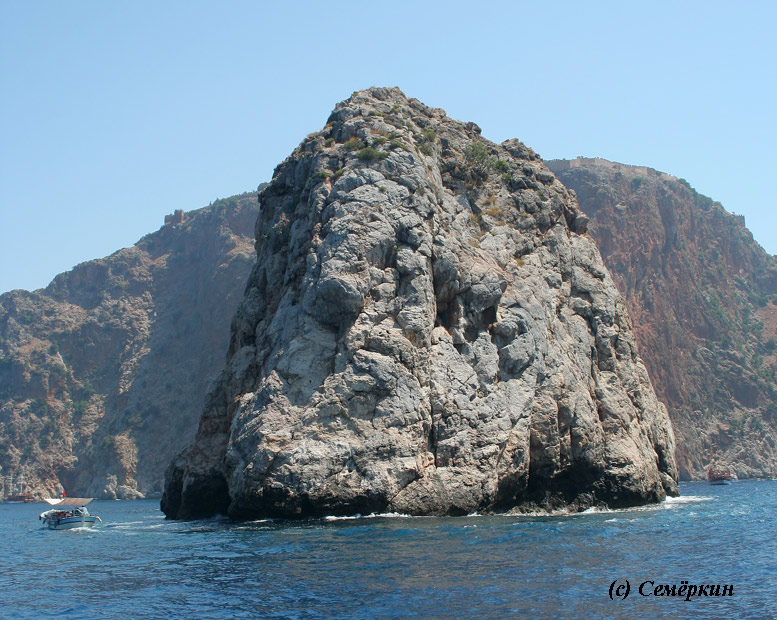 Суровая скала на Средиземном море