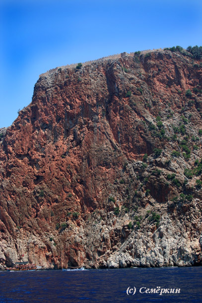 красная скала и крепость на побережье Средиземного моря