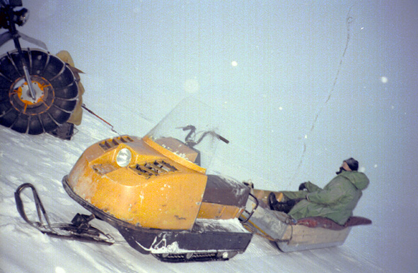 прАвильные средства передвижения по льду - Буран и тарантайка (ее колесо видно слева)