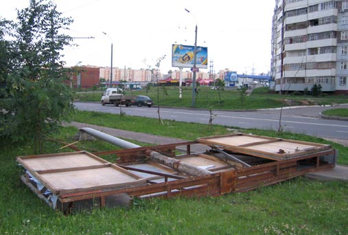 ураган в Казани свалил рекламный щит
