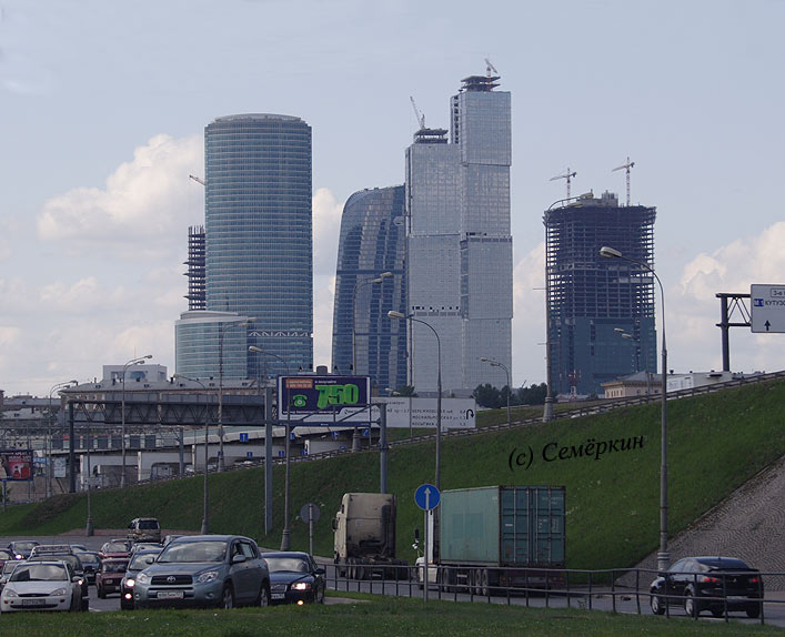 Москва-сити где трудятся  Джамшут и Равшан